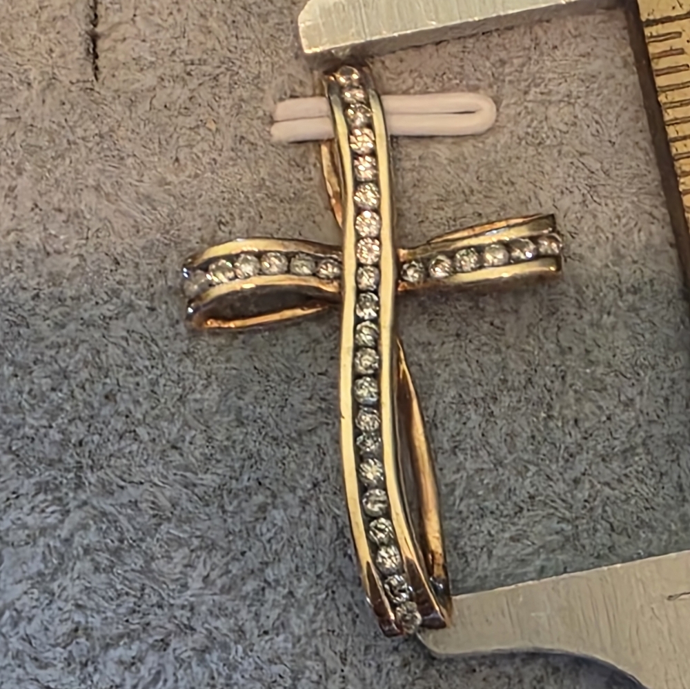 14K Yellow Gold Diamond Cross Pendant 30mm x 20mm Curved Design 2.46 Grams - Picture 2 of 5